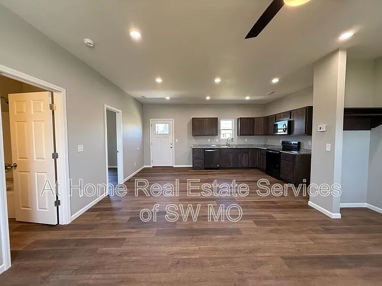 199 W Oaklawn St — Photo 3