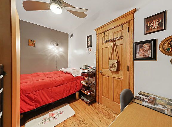 5th image of 1001 N Sacramento Ave