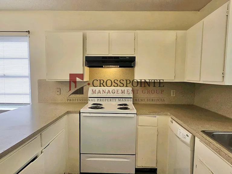 115 Queens Ct — Photo 7