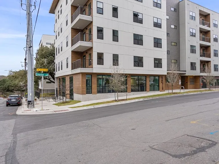2500 Longview St #105 — Photo 22