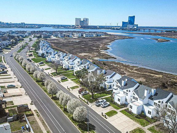 3rd image of 545 Lagoon Blvd