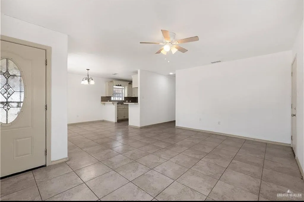 3 bed, 2.0 bath, 1218 sqft, $1,300 — Photo 2