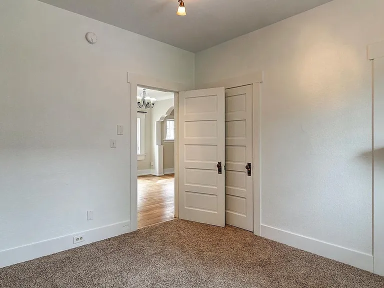 122 W 23rd St — Photo 14