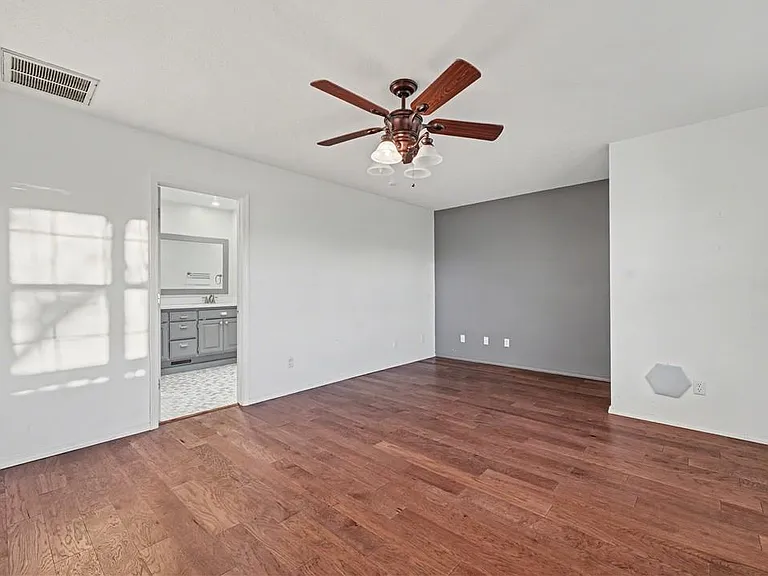 1092 N Main St — Photo 11