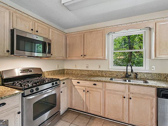 2nd image of 18 Misty Ridge Pl
