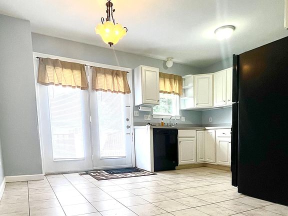 Bright and airy eat-in-kitchen
