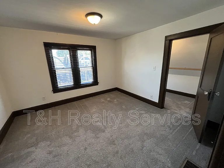 932 E Morris St — Photo 14