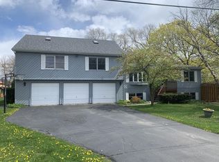 23071 N Prairie Ln, Prairieview, IL 60069