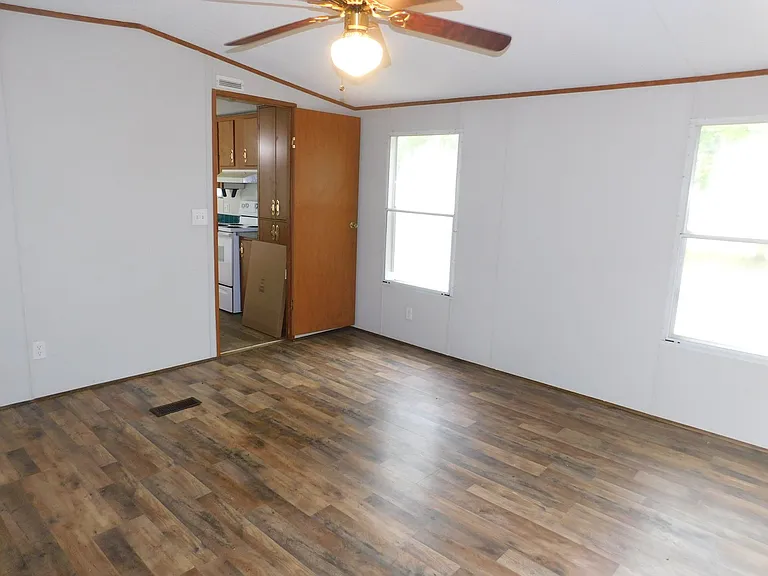 22540 Henry St — Photo 6