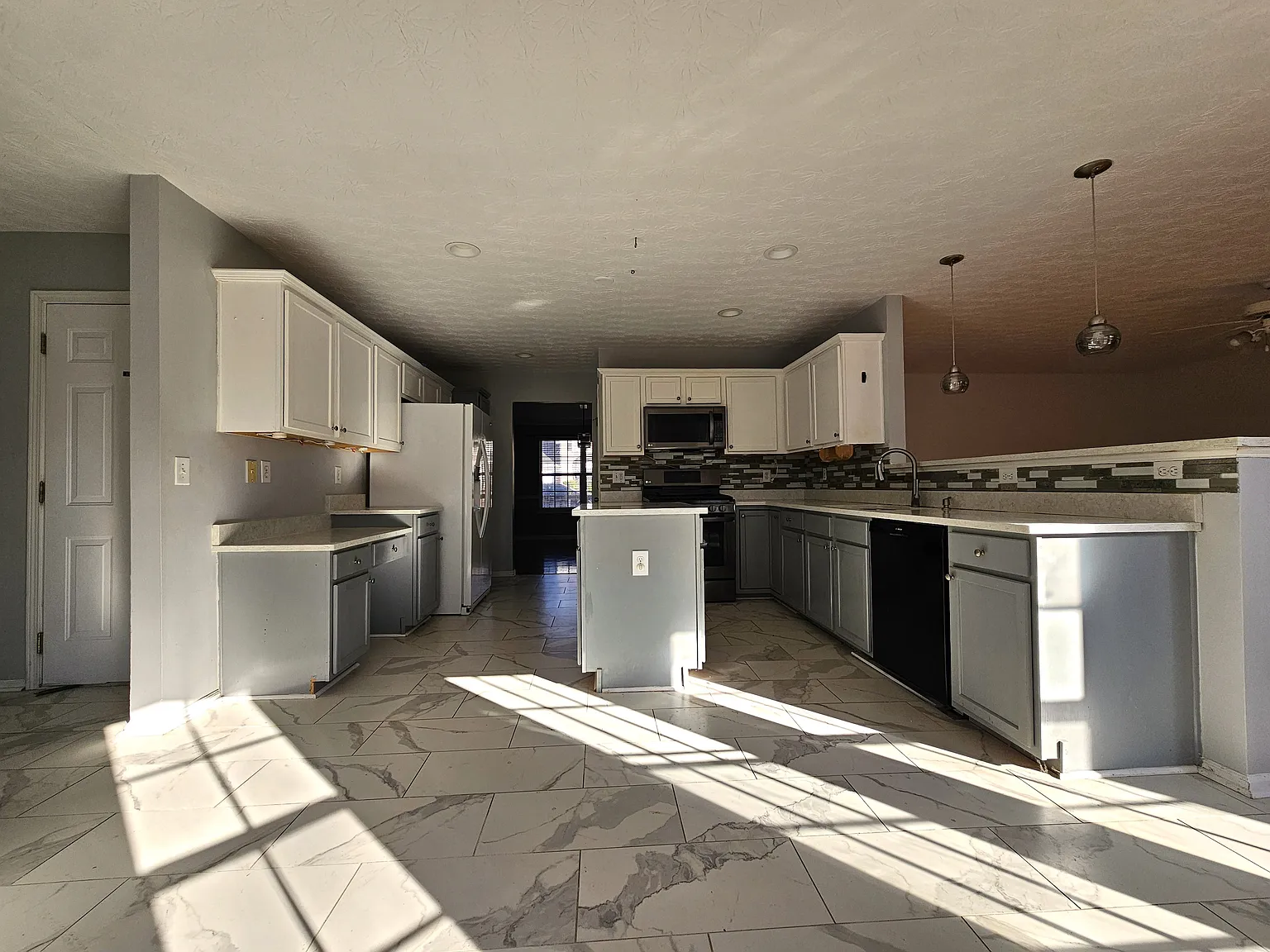 875 Roxfield Ct — Photo 3