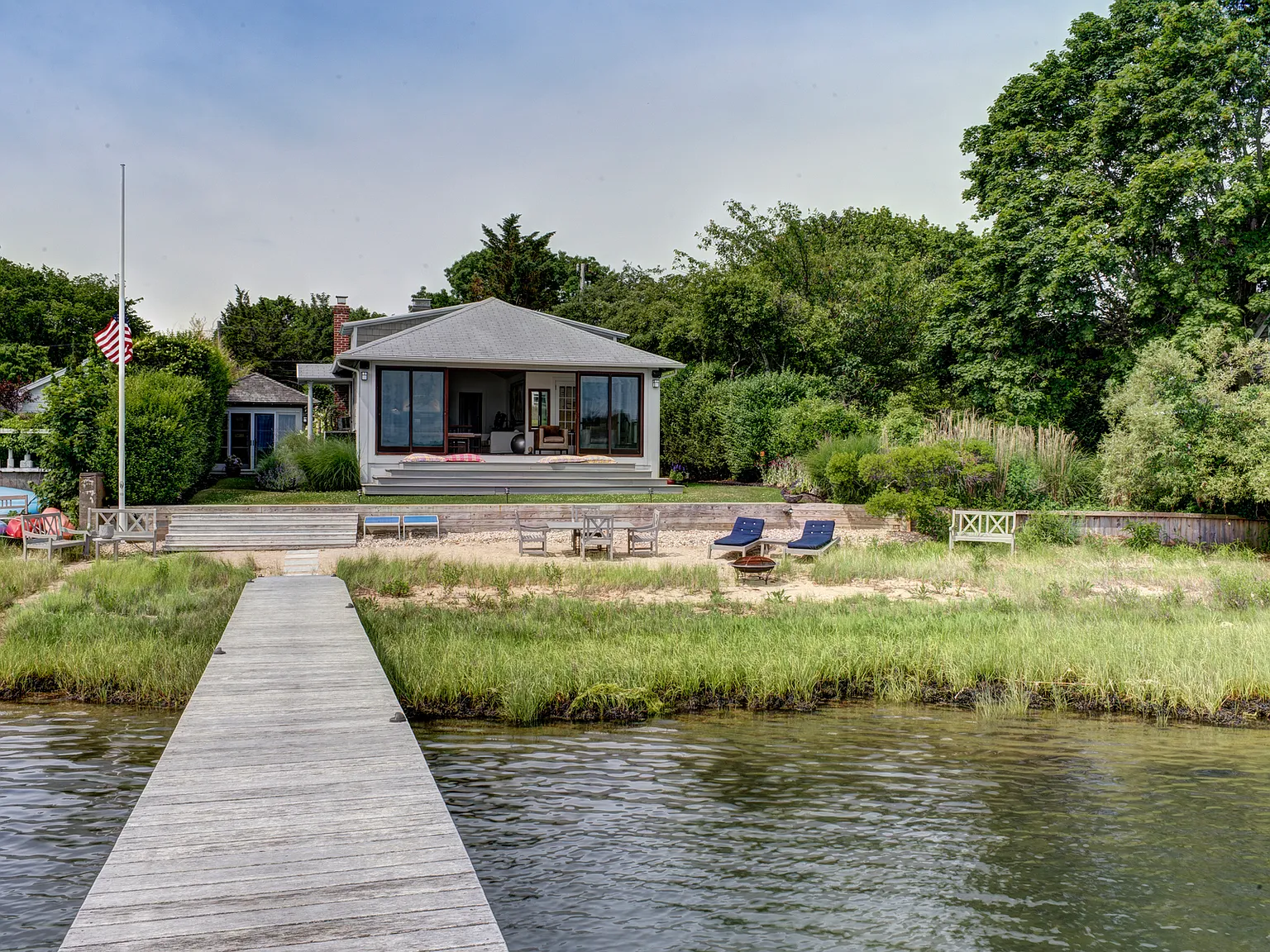 THE chicest Waterfront Bungalow with private beach and dock — Photo 1