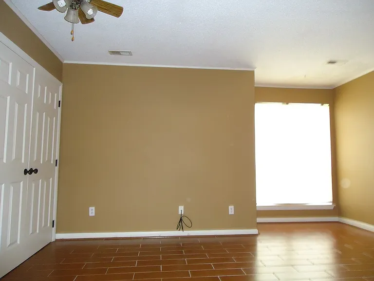 110 Manhattan Ct — Photo 6