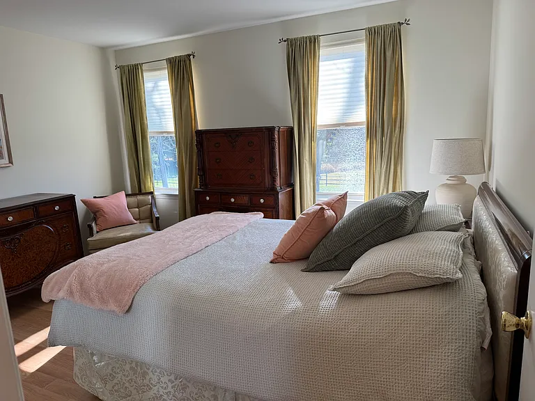 Queen bed, closet