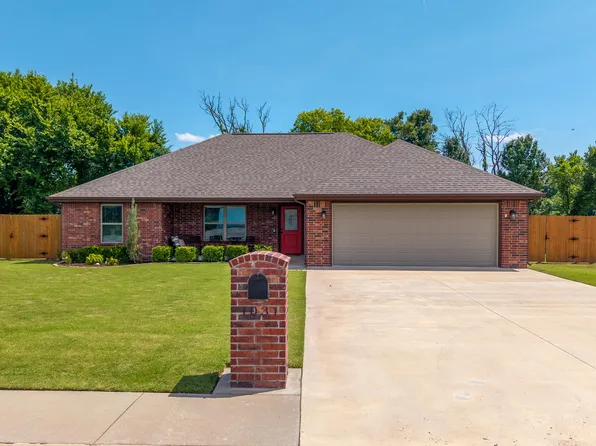 1031 Village Dr, Grove, OK 74344