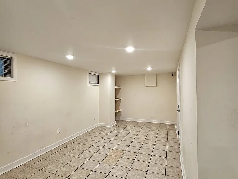 817 W 39th St #BASEMENT — Photo 6