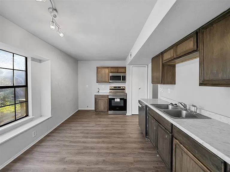 28 Brewster Ct — Photo 8