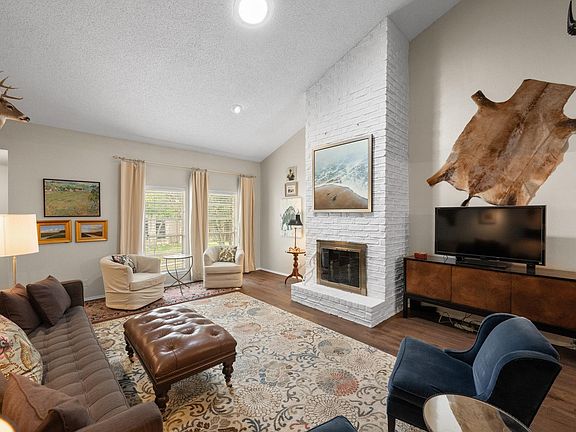 4th image of 8107 Middle Ct
