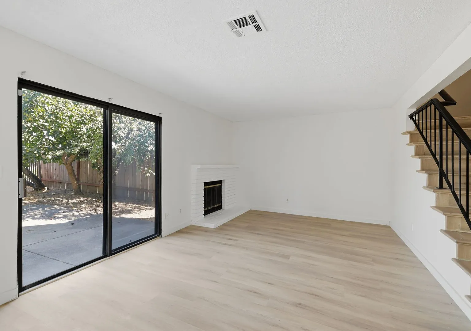 Fairfield, Remodeled 4 Bedroom Home on Quiet Court with Flexible Layout — Photo 4