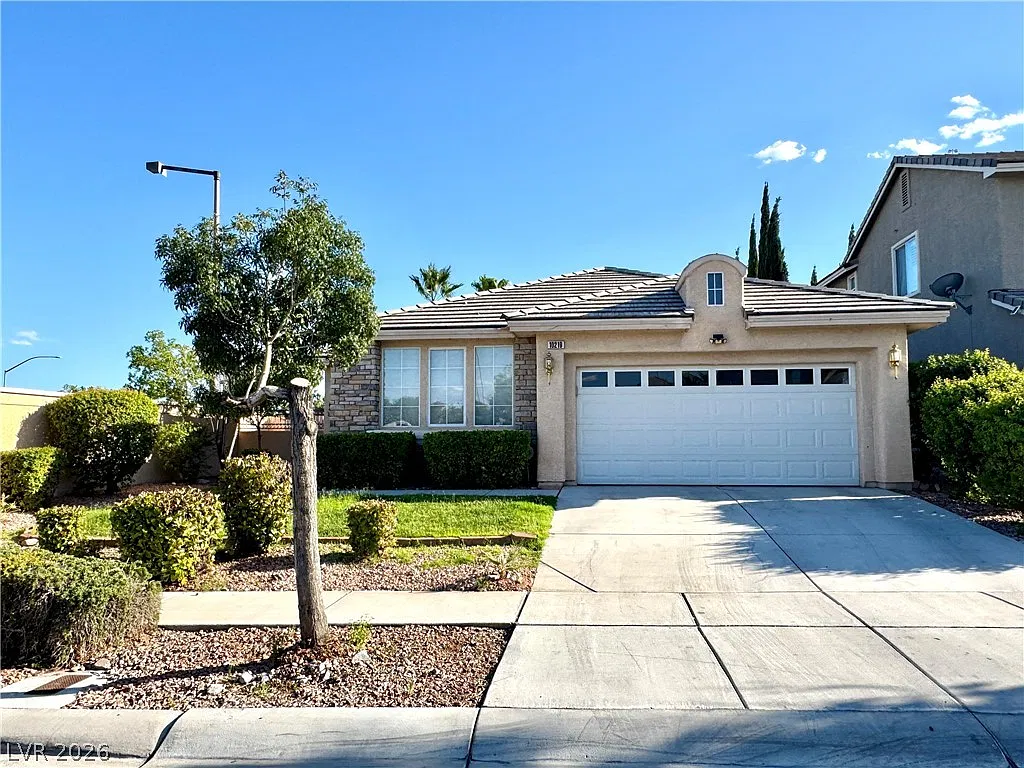 3 bed, 2.0 bath, 1833 sqft, $2,400 — Photo 2