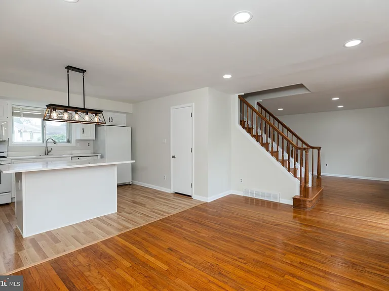 410 Woodlawn Ave — Photo 5