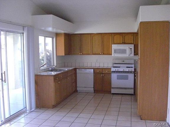 3rd image of 395 N Victoria Ave