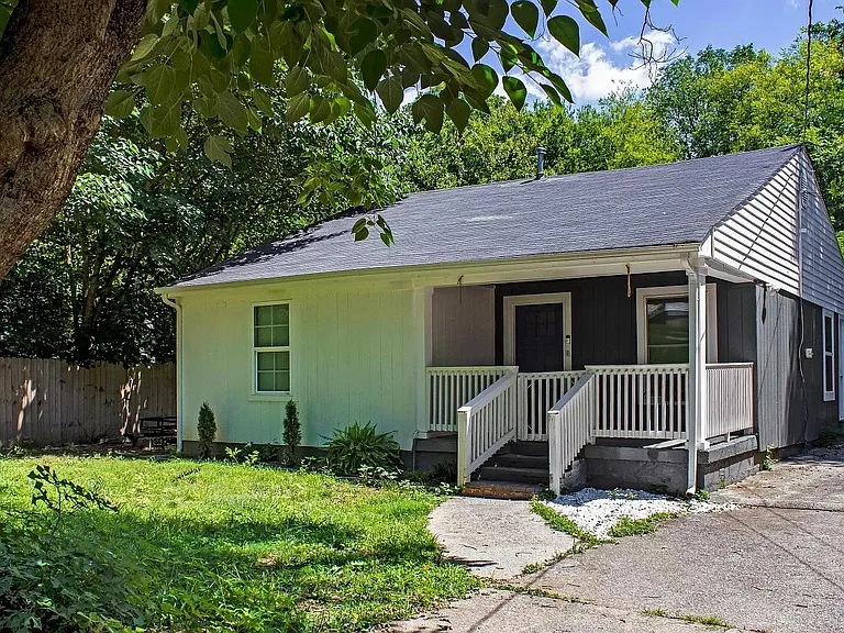 2318 Lloyd Ave — Photo 9