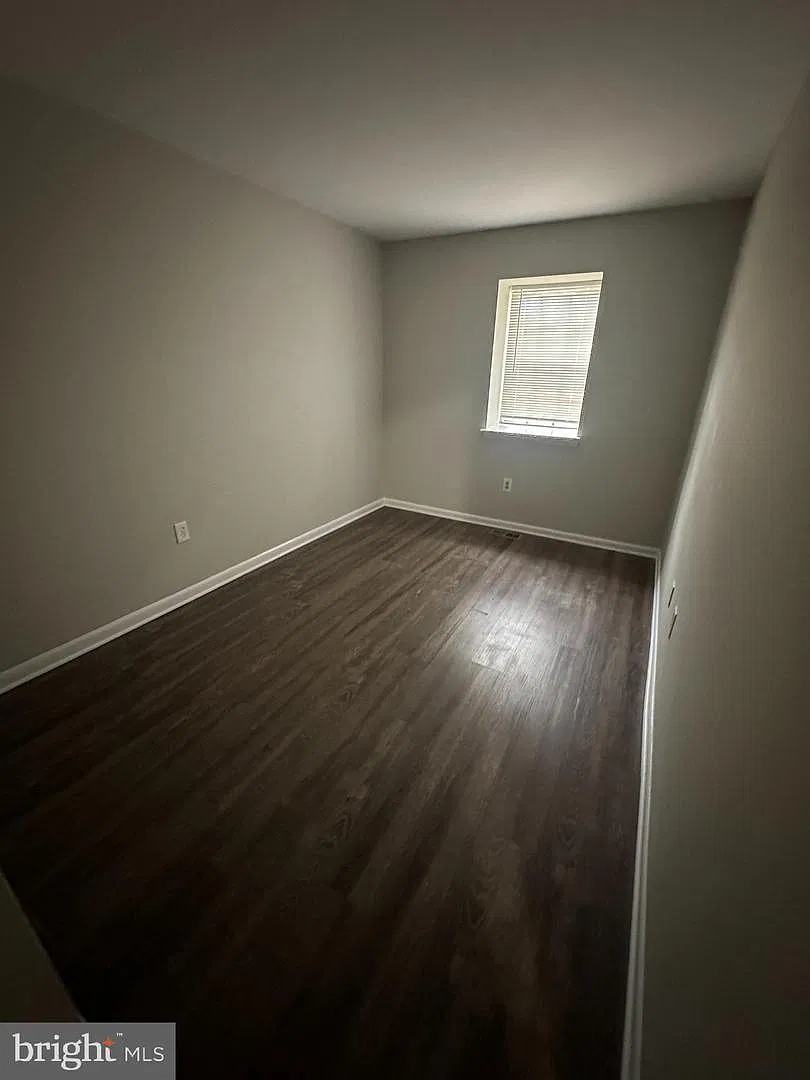 3 bed, 1032 sqft, $2,300 — Photo 4