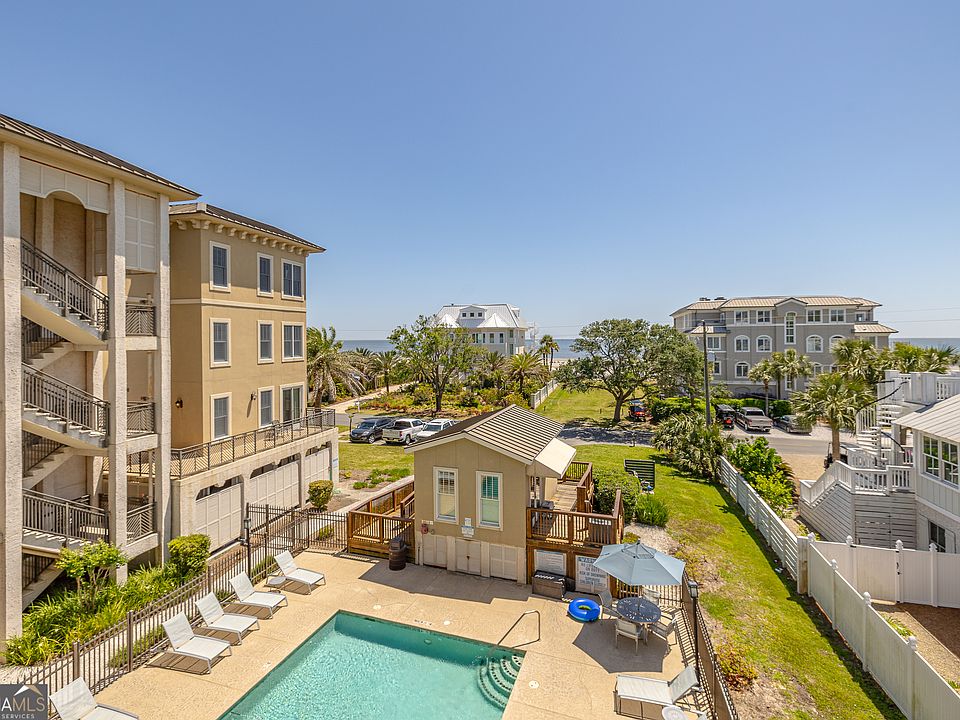 1st image of 1015 Beachview Dr #208