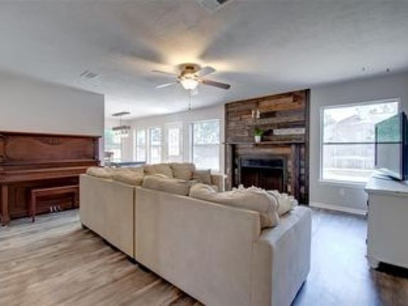 2nd image of 2827 Russett Pl W