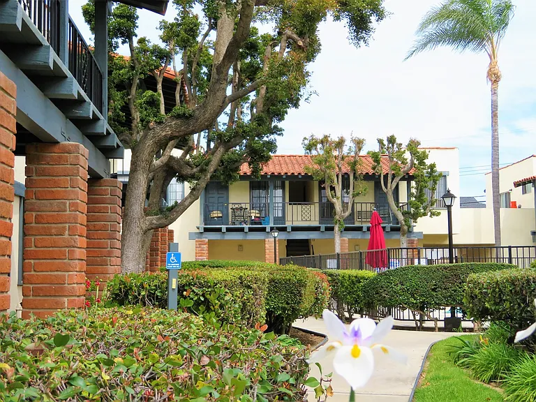 Tustin Villas — Photo 22