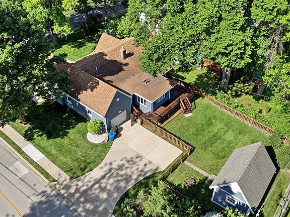 3rd image of 895 Brookside Dr