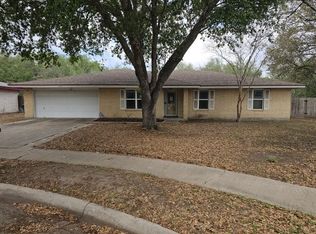 1413 Las Palmas Cir, Beeville, TX 78102