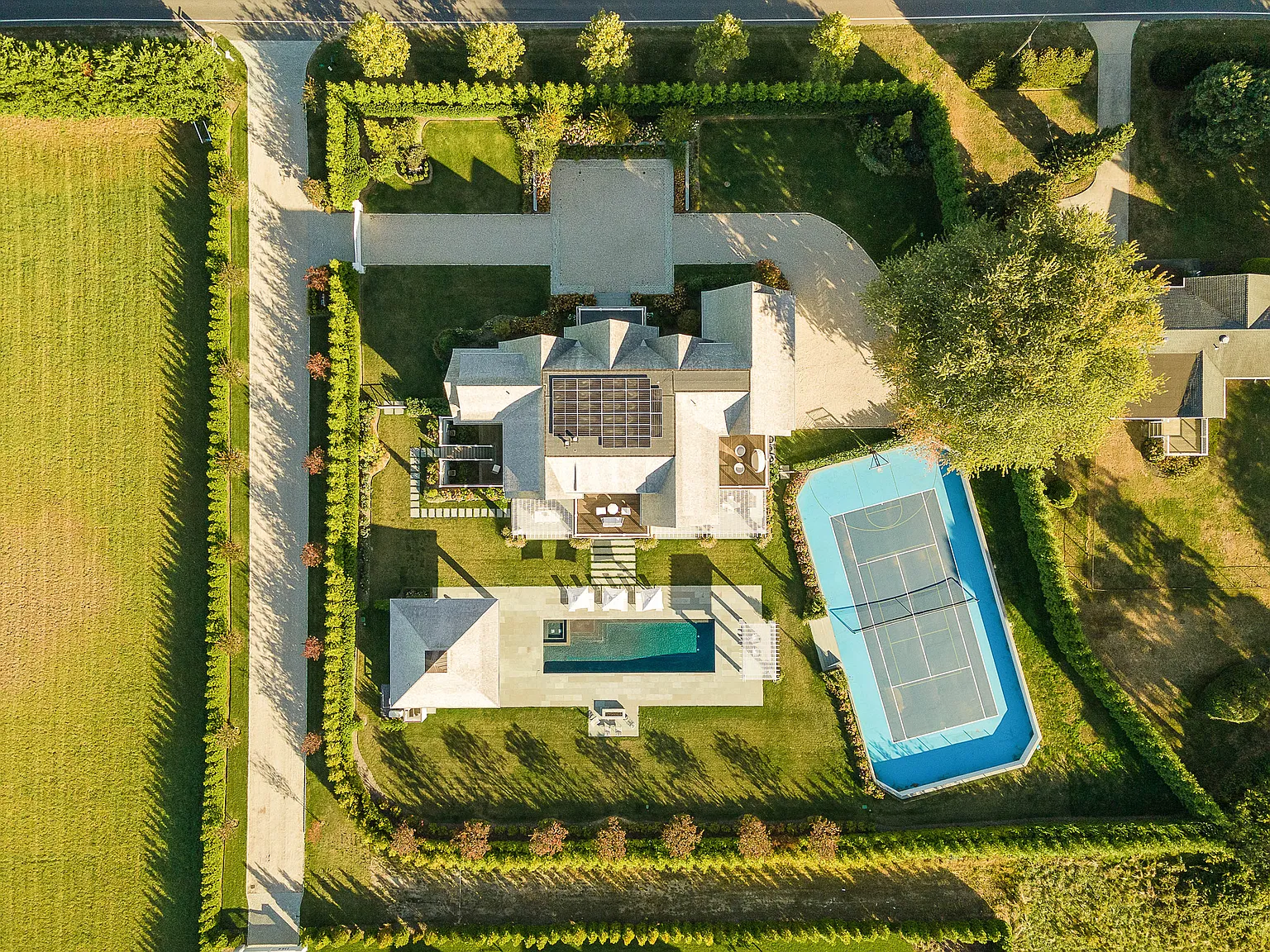 Exquisite Water Mill Estate - Hamptons Luxury Redefined — Photo 2