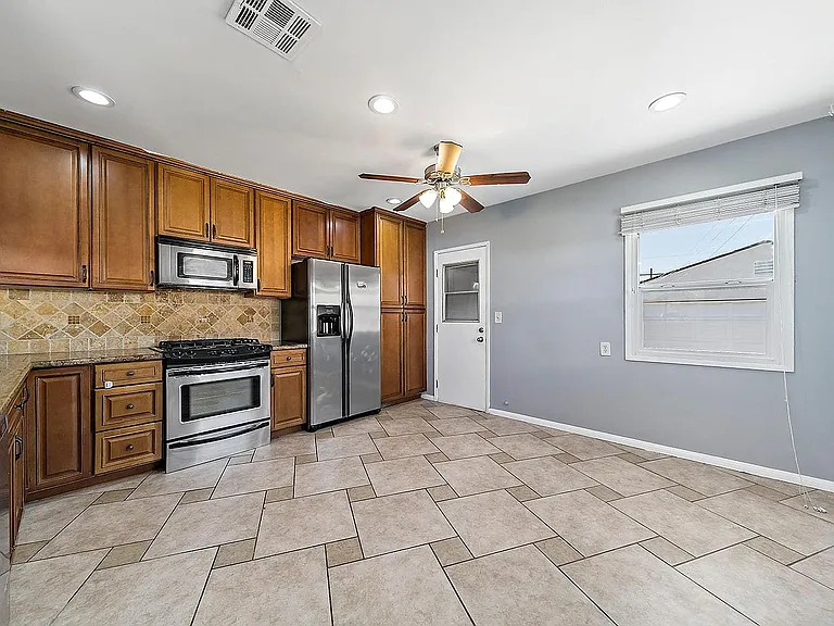 15517 Thornlake Ave — Photo 7