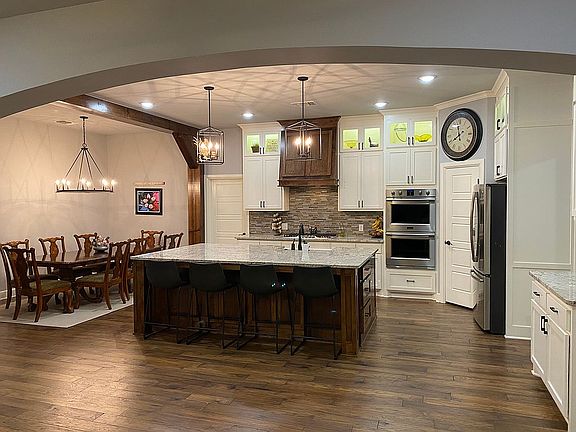 Large open kitchen & dining