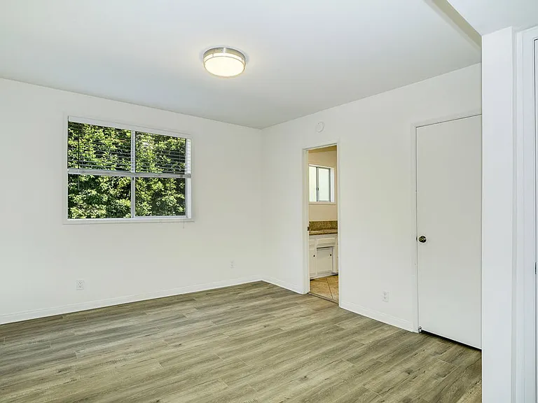4721 Edgeware Rd — Photo 20