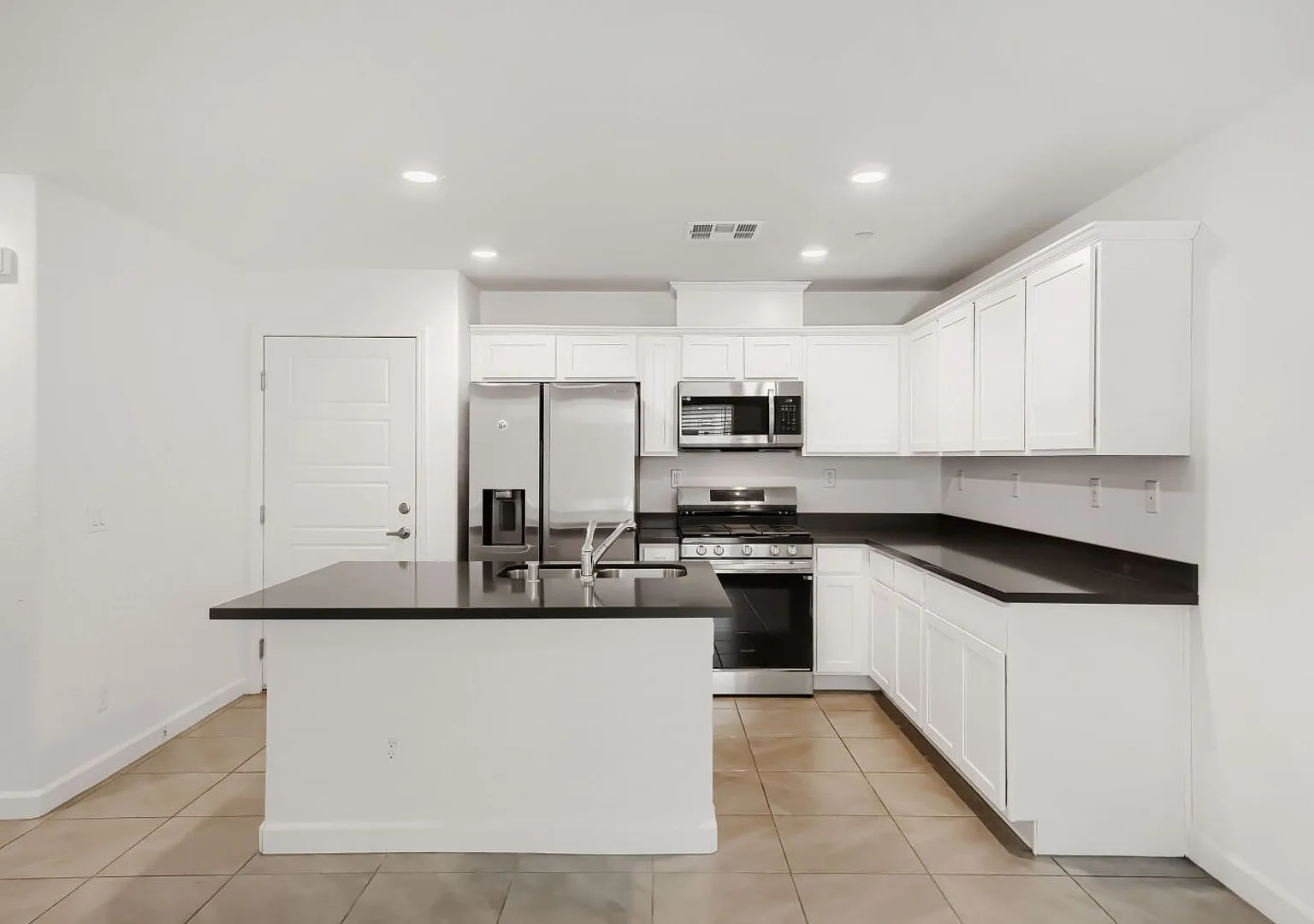 Stylish 3-Bedroom Townhome with Garage & Community Amenities! — Photo 3
