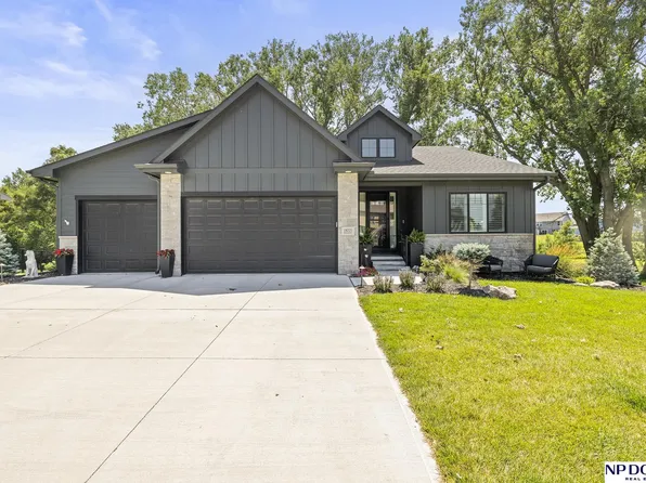 18221 Redwood St, Omaha, NE 68136