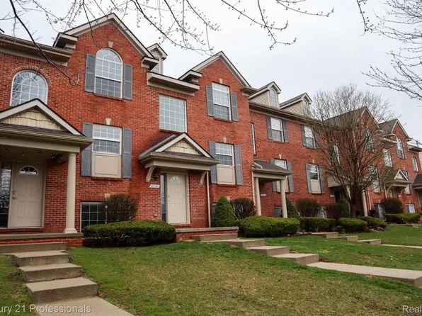 6331 Waldon Center Dr, Clarkston, MI 48346