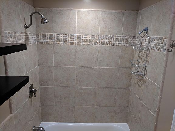 Nice tiled tub surround