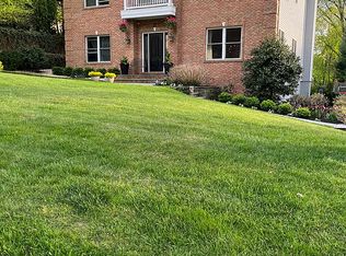 27 Sycamore Dr, Roslyn, NY 11576