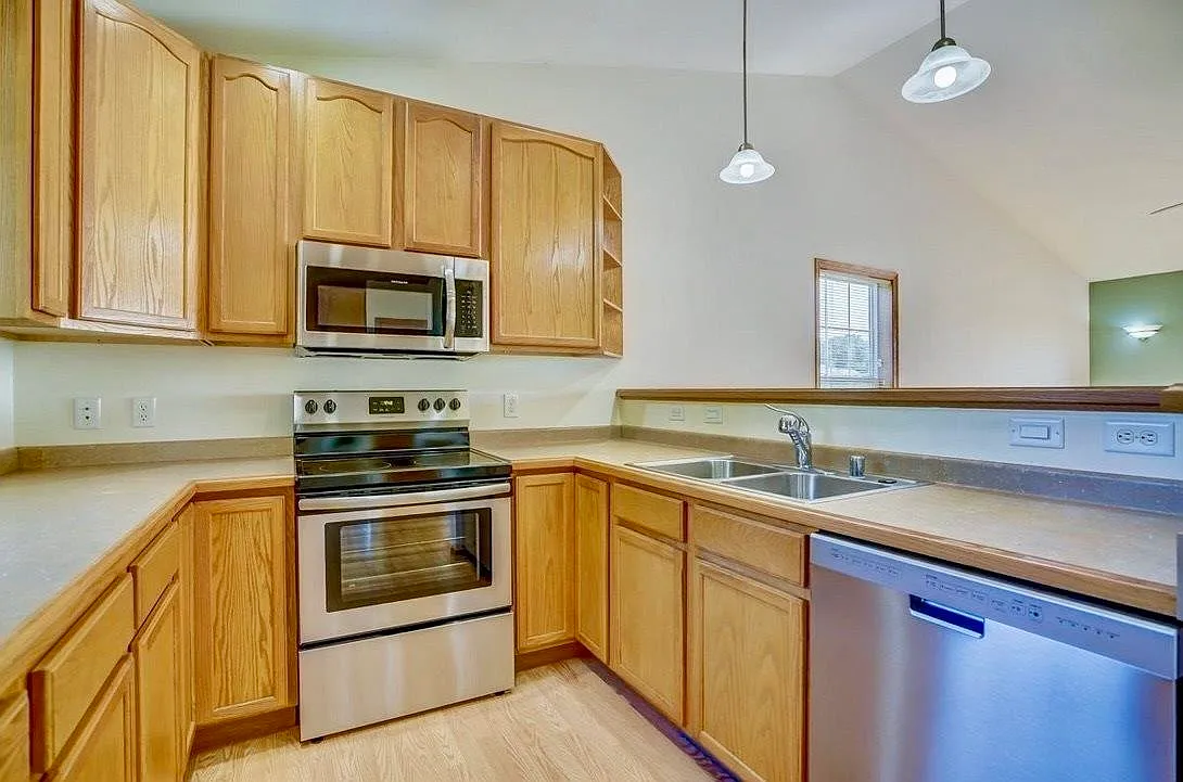 4 bed, 3.0 bath, 2160 sqft, $3,150 — Photo 4