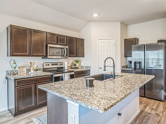 4th image of 1185 Oxford Ln