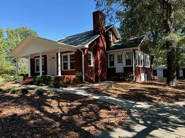 3 bed, 2.0 bath, 2259 sqft, $2,000 — Photo 2