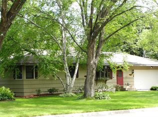 1447 Rose Pl, Roseville, MN 55113