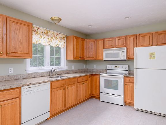 4th image of 12 Autumn Woods Dr #12