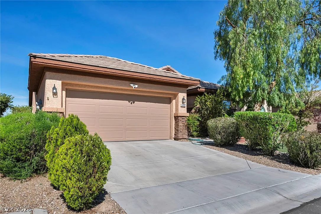 3 bed, 2.0 bath, 1718 sqft, $2,200 — Photo 4