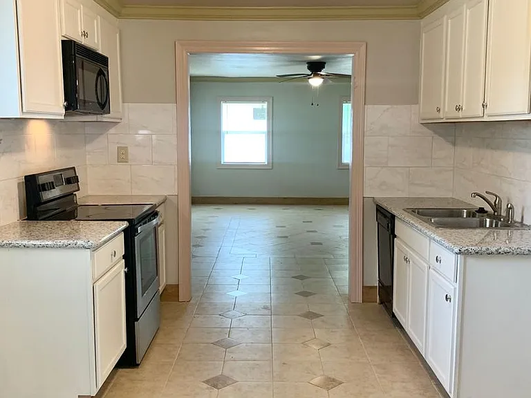 5255 Astoria Dr — Photo 2