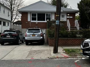 40-22 166th St, Whitestone, NY 11357