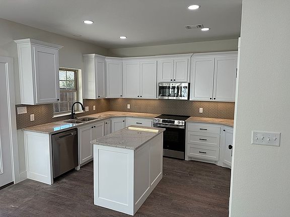 2nd image of 204 Ella St